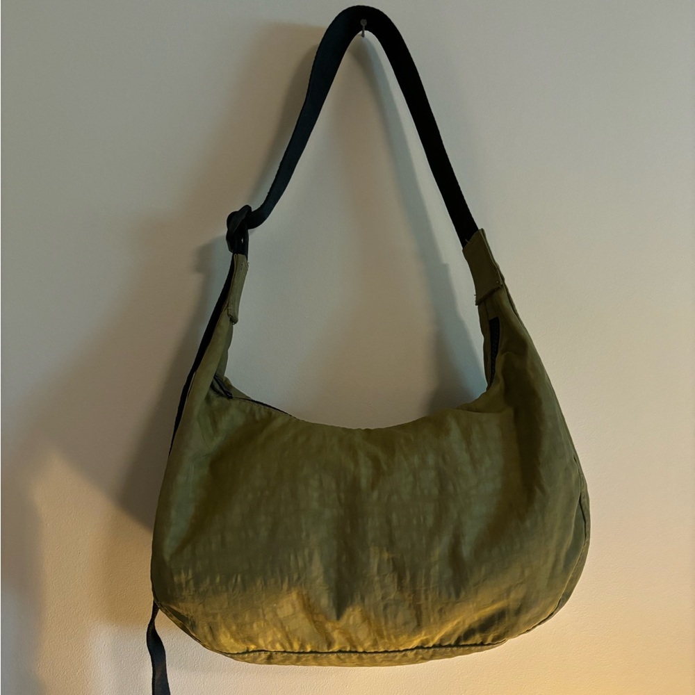 BAGGU Medium Crescent in Moss Green